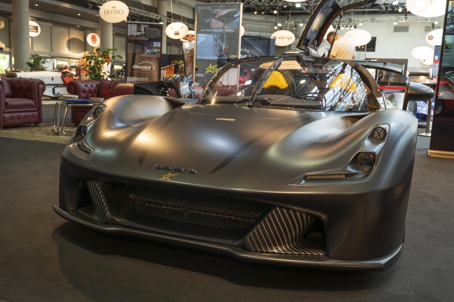Aerodynamic front with sleek headlights and gullwing doors
