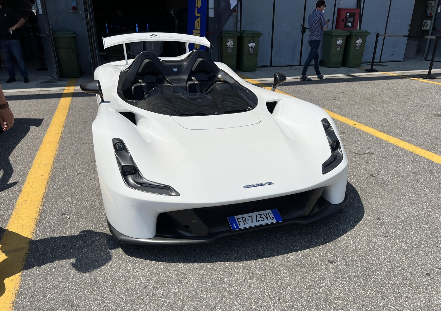 Open cockpit and aerodynamic front with LED headlights and air intakes