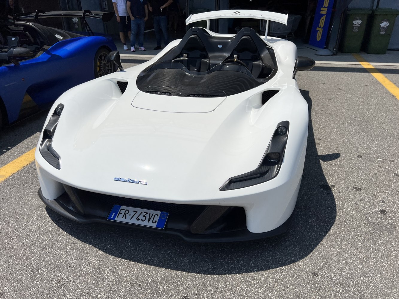 Open cockpit lightweight sports car with aerodynamic front and rear features
