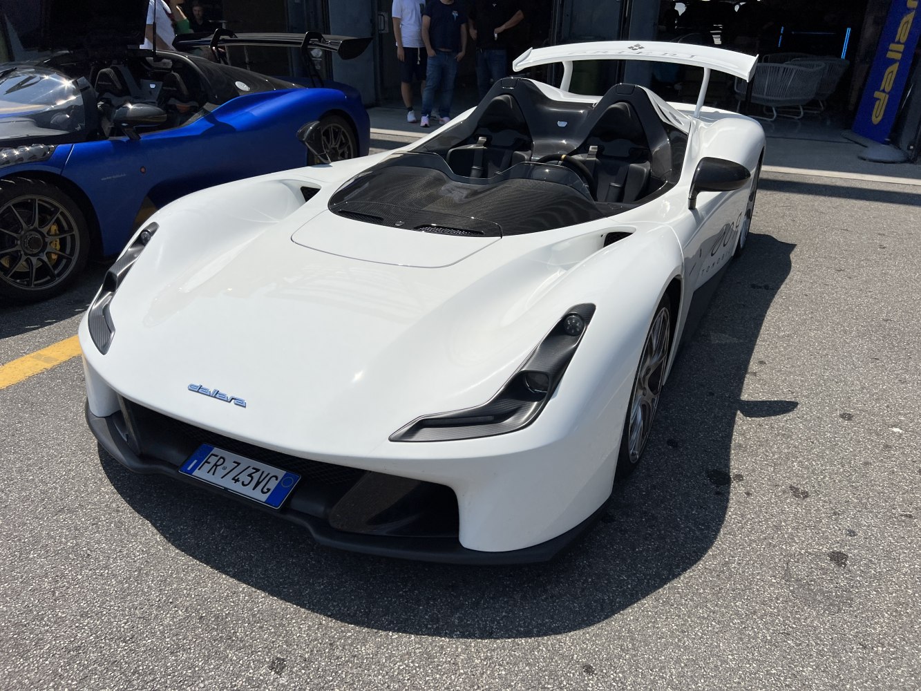 Lightweight open-top aerodynamic sports car with racing design