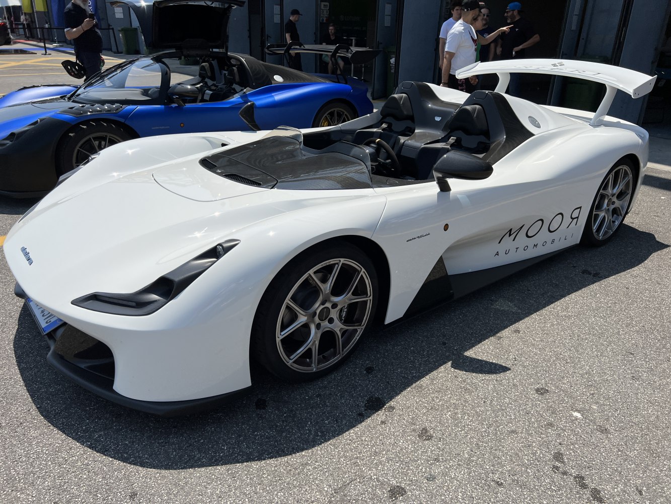 Lightweight open-top sports car with aerodynamic body and rear wing