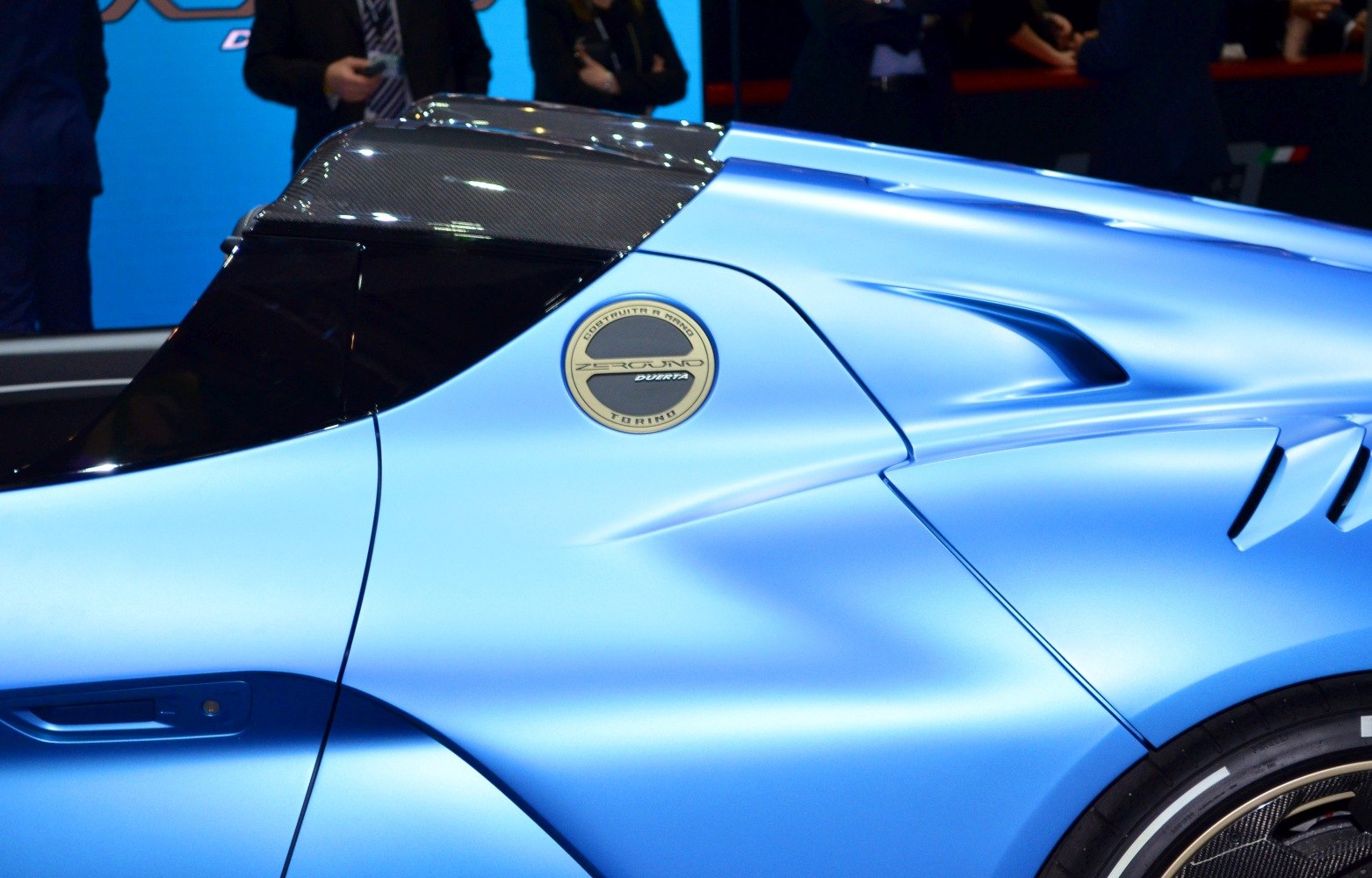 Carbon fiber roof and sculpted rear side of a sports car