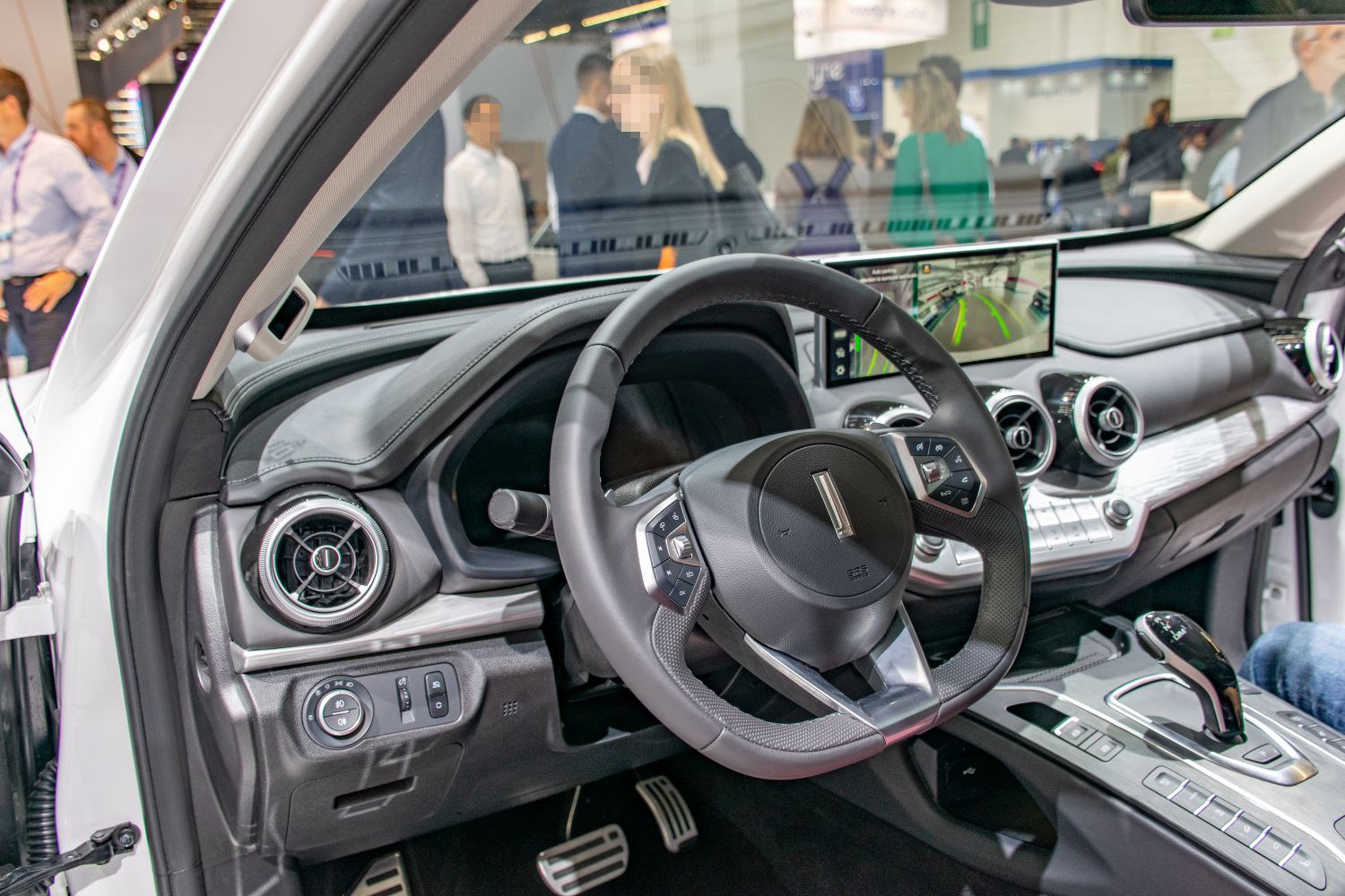 Steering wheel and digital dashboard with infotainment screen