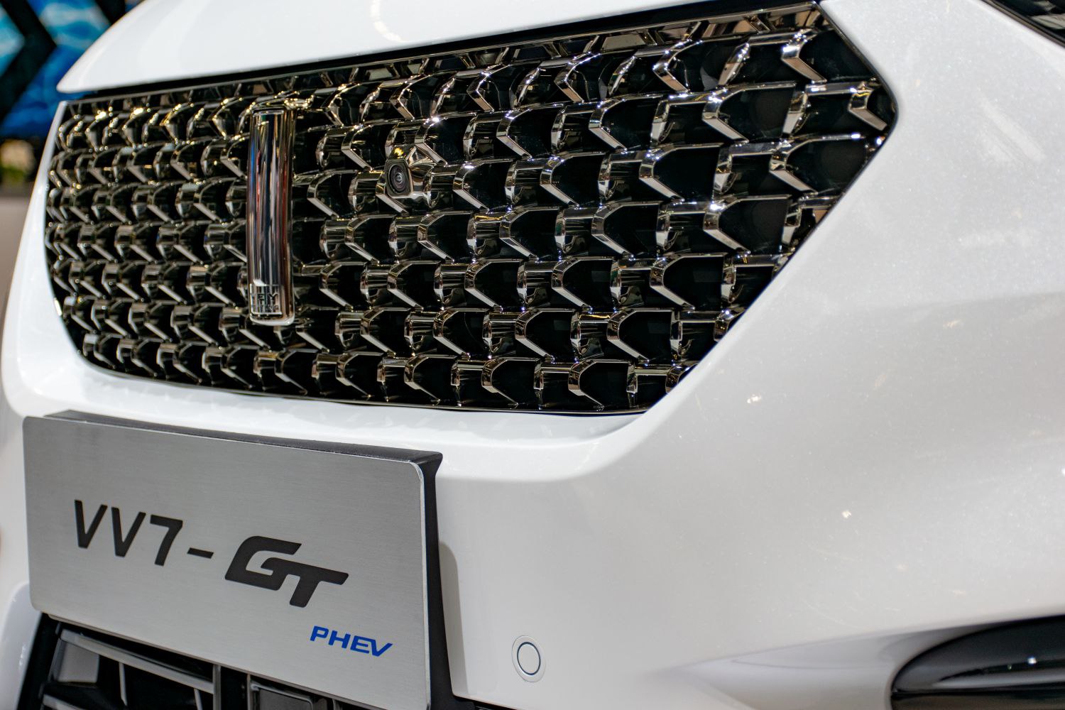 Chrome mesh front grille with vertical emblem and PHEV marking