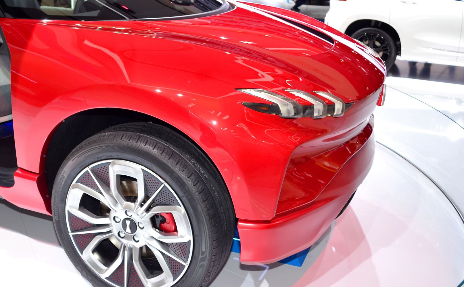Front wheel with unique alloy rim and triple-segment headlights