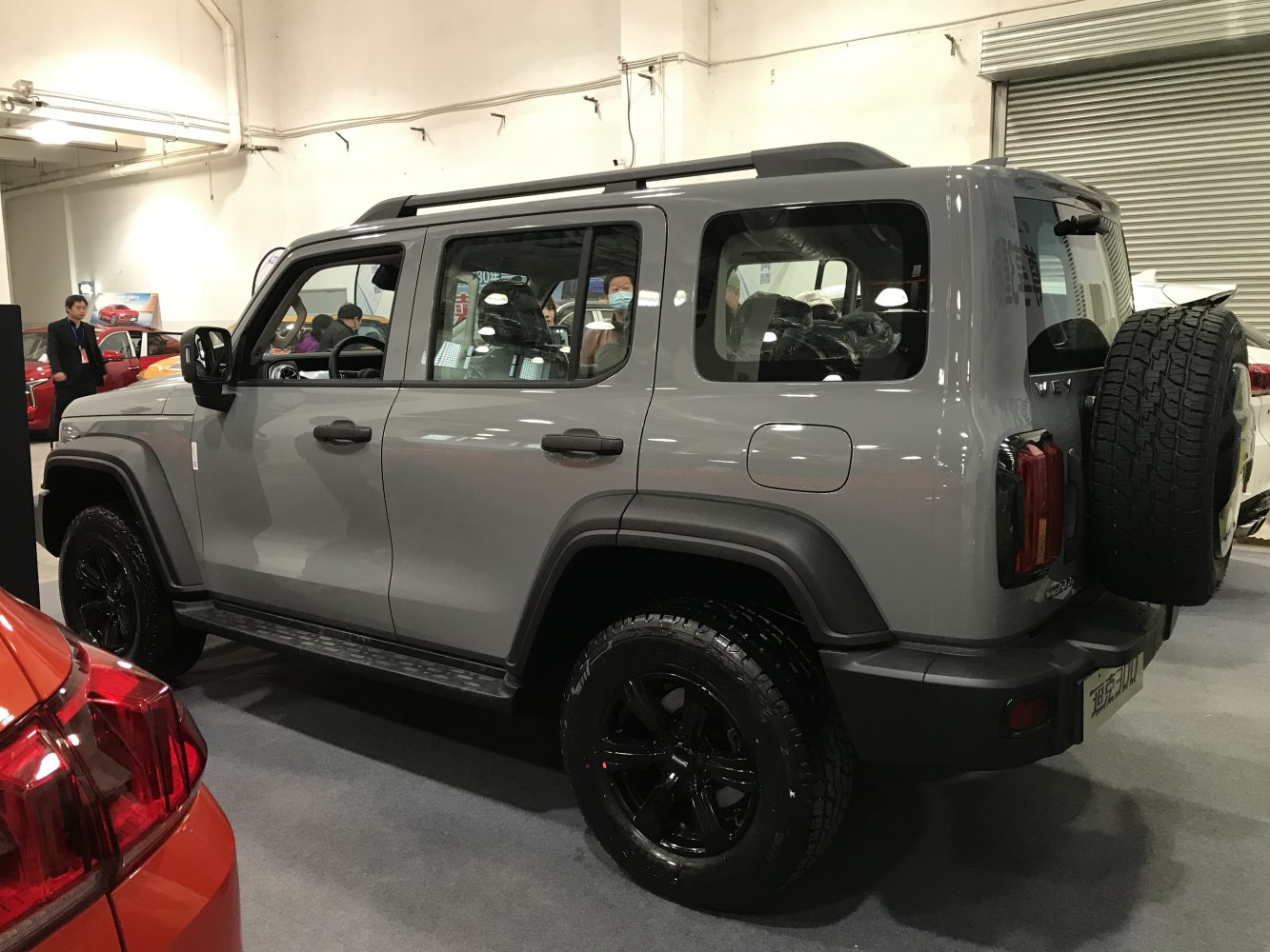 Side profile of an SUV with roof rails and spare tire mounted on rear door