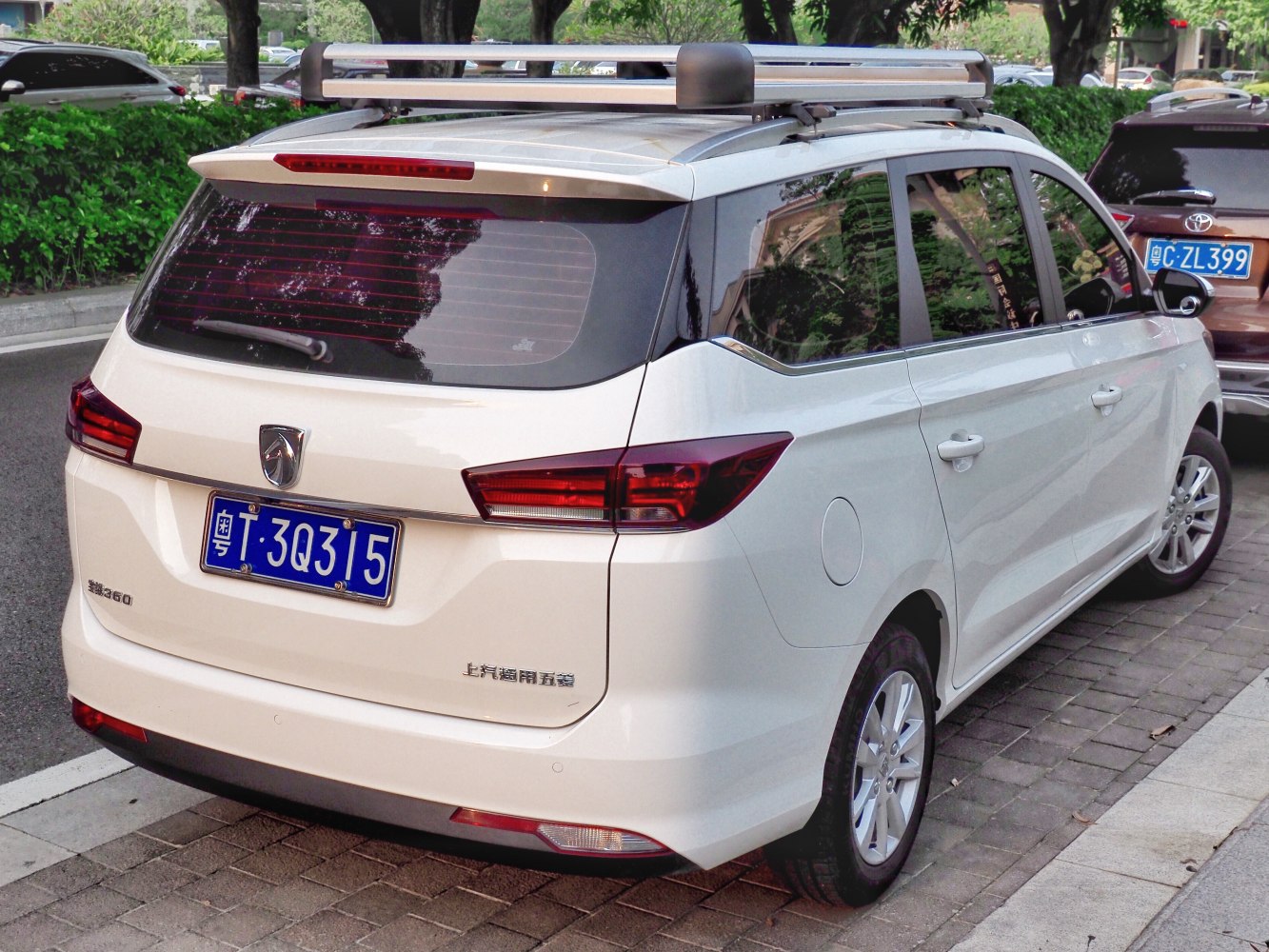 Rear view of MPV with roof rail and tinted windows
