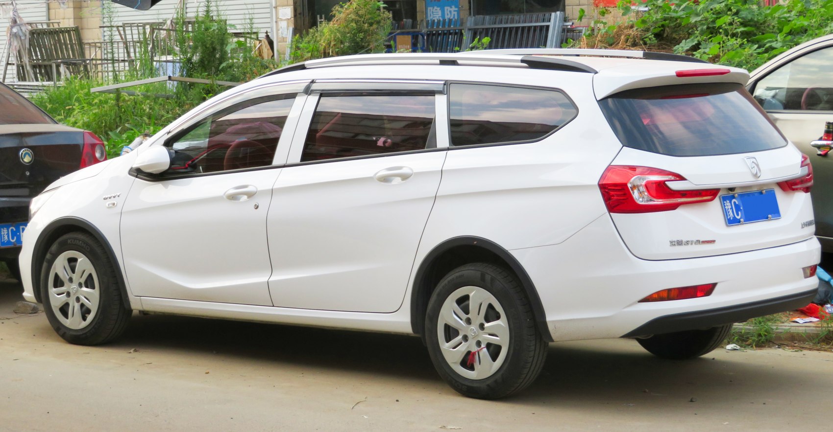 White station wagon with roof rails and five doors