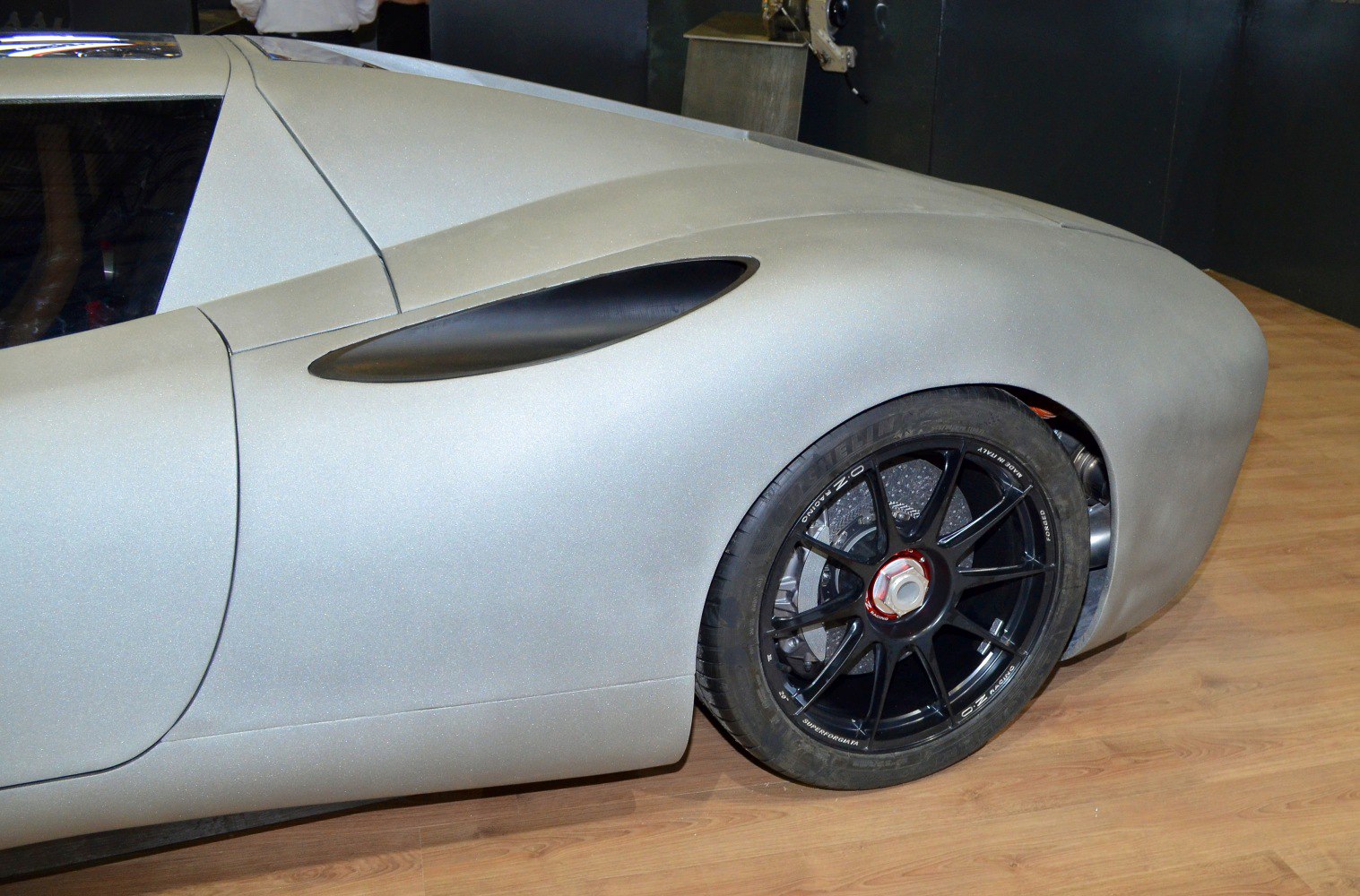 Aerodynamic rear side with black alloy wheel and air vent