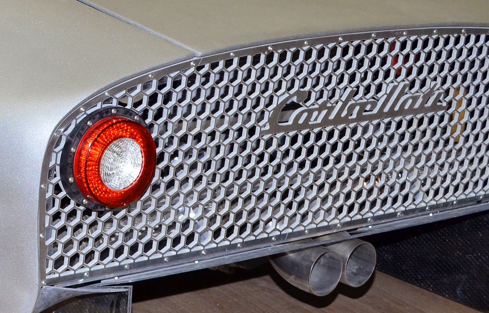 Rear honeycomb grille, round tail light, dual exhaust pipes