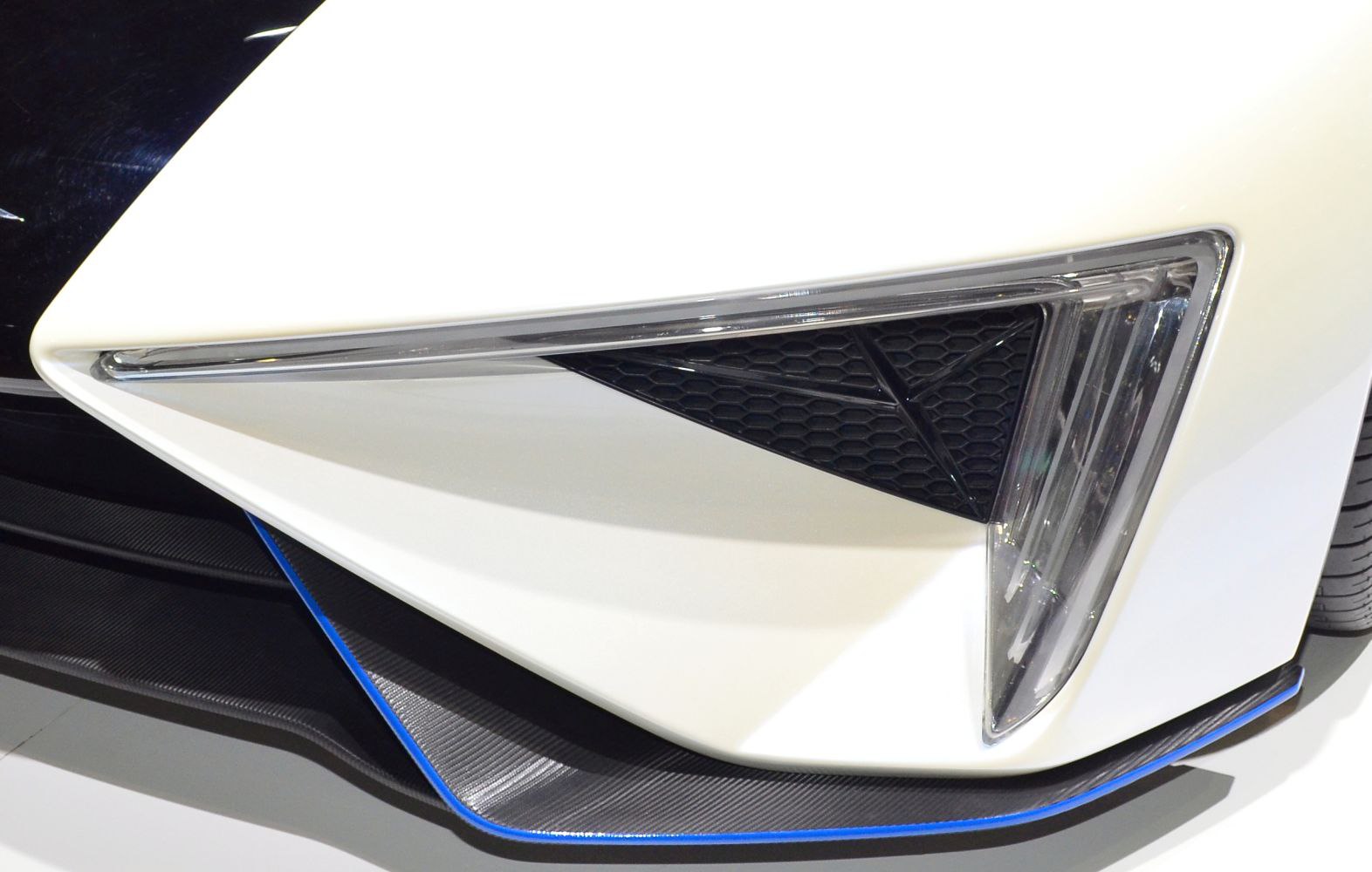 Triangular front light and honeycomb grille with carbon fiber splitter