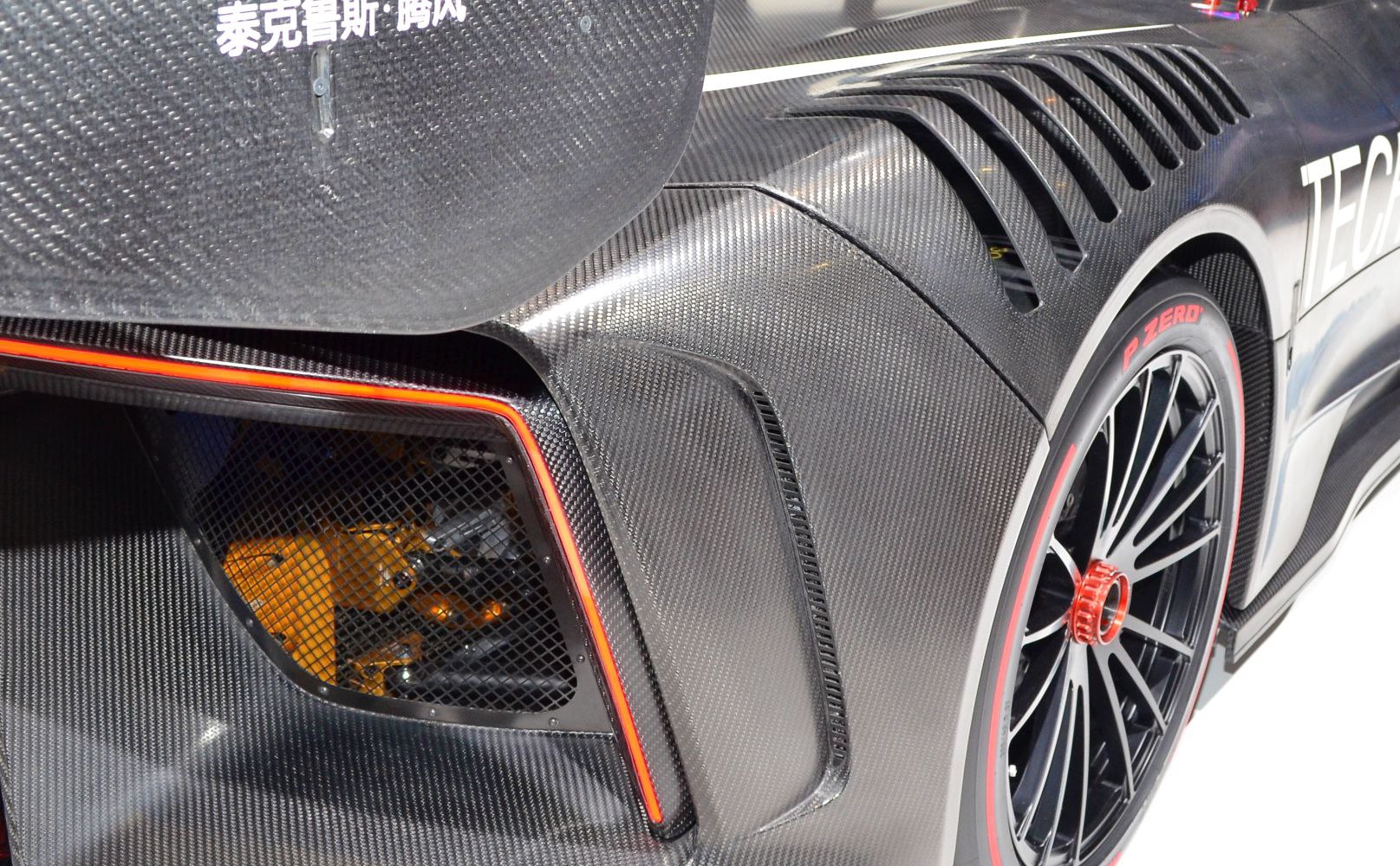 Carbon fiber body and aerodynamic rear wheel with Pirelli P Zero tires