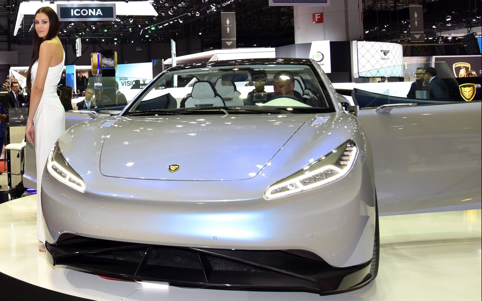 Front fascia with LED headlights and aerodynamic lower grille