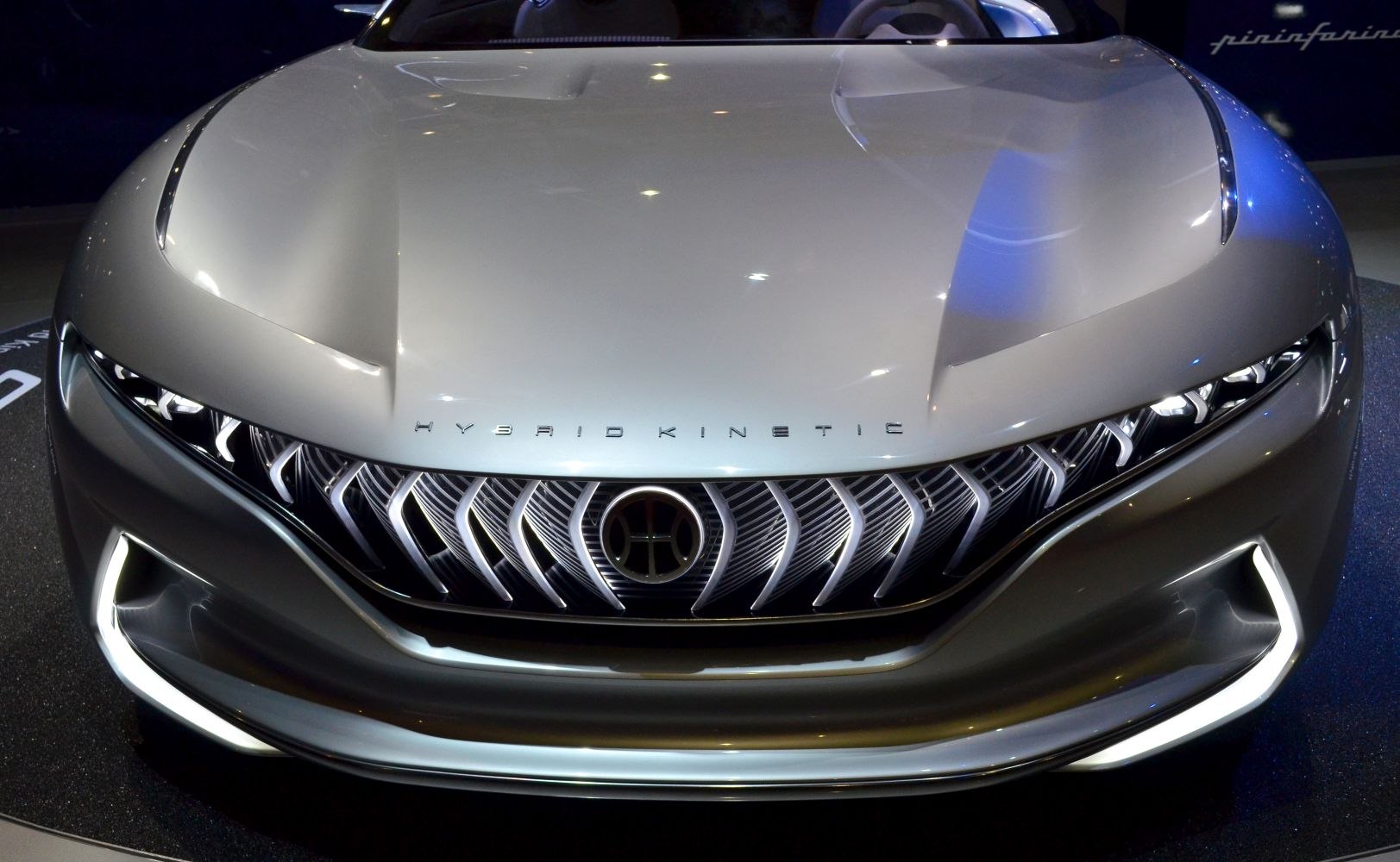 Hybrid kinetic badge, intricate grille design, LED daytime running lights