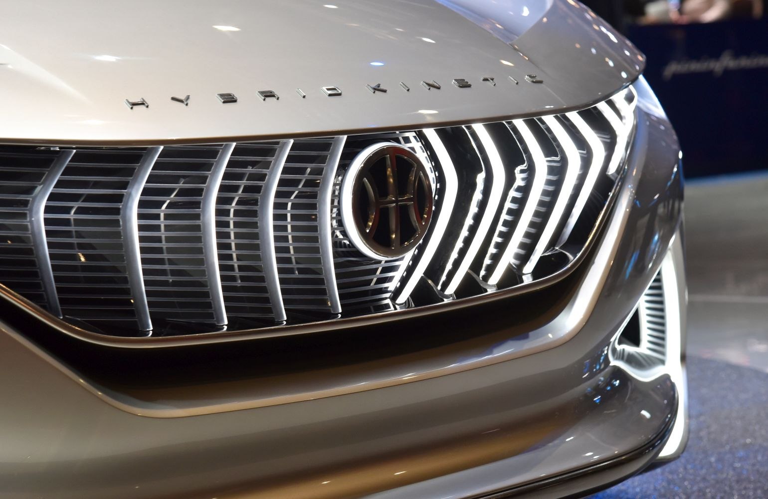 Front grille with illuminated vertical light strips and Hybrid Kinetic badge