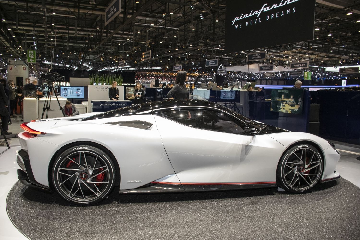 Aerodynamic side profile with distinctive rims