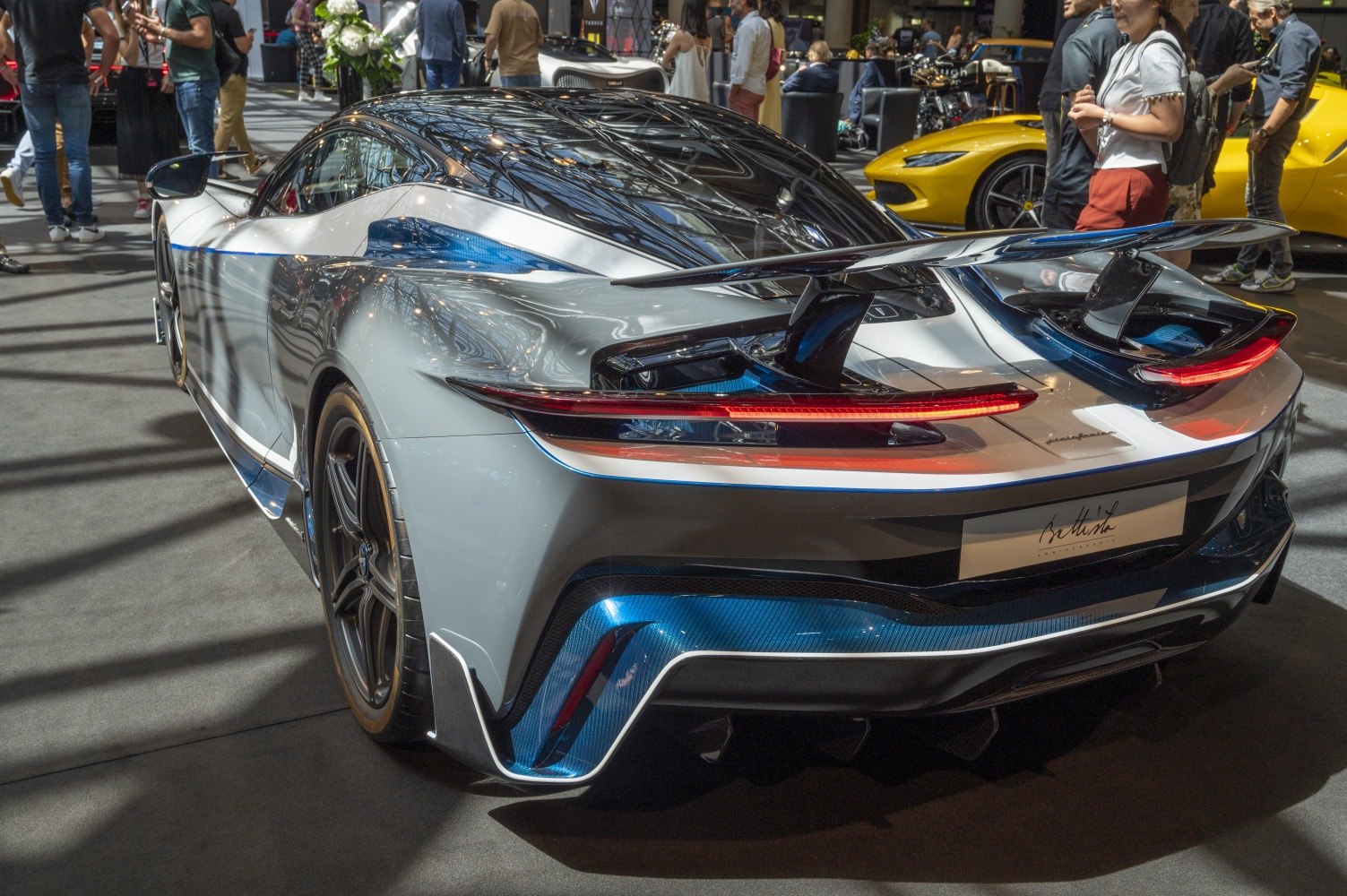 Rear view with aerodynamic spoiler and carbon fiber diffuser