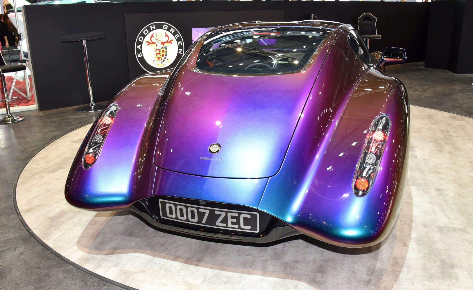 Streamlined rear design with integrated vertical tail lights