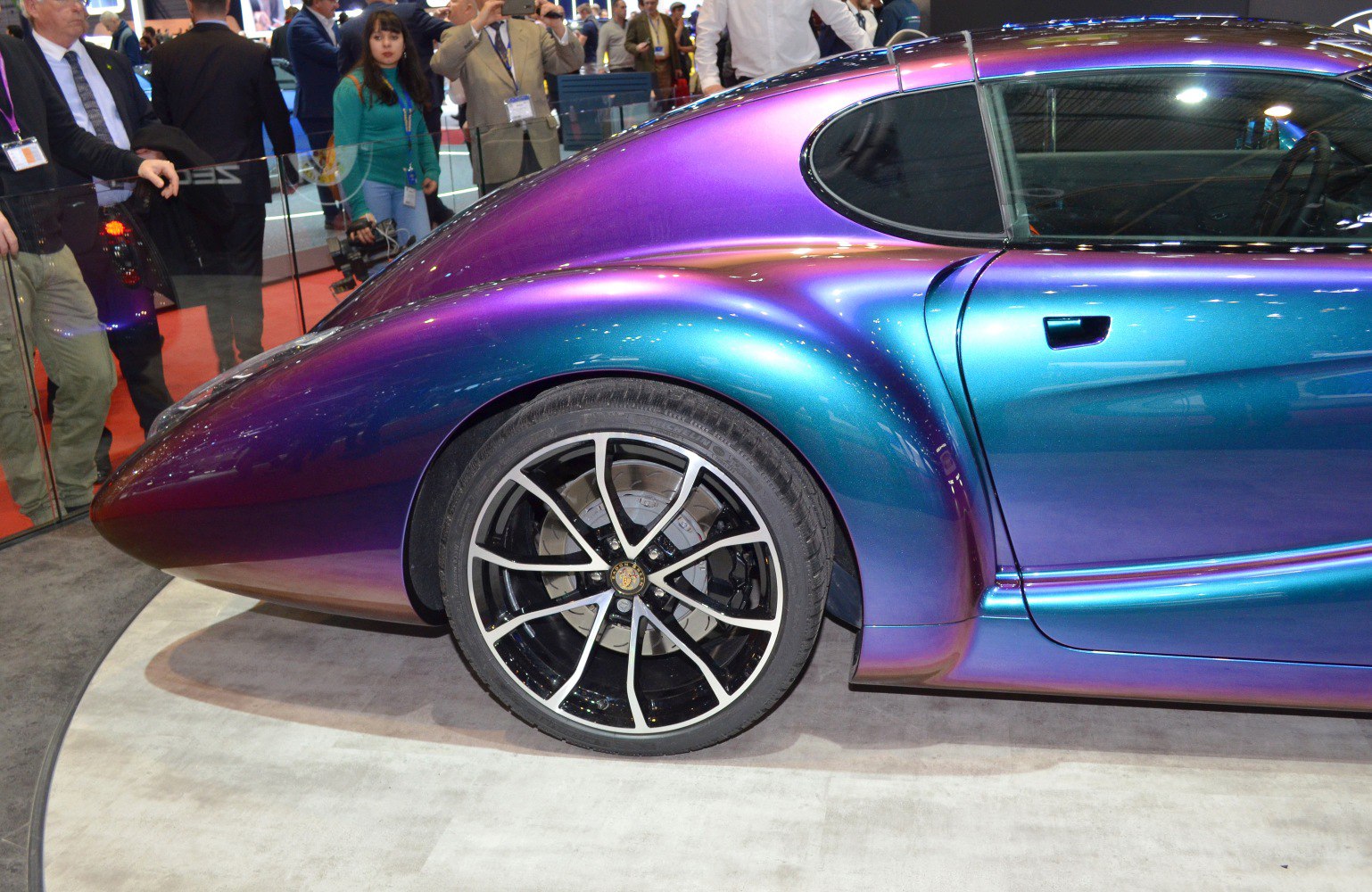 Rear side with iridescent paint and modern alloy wheel