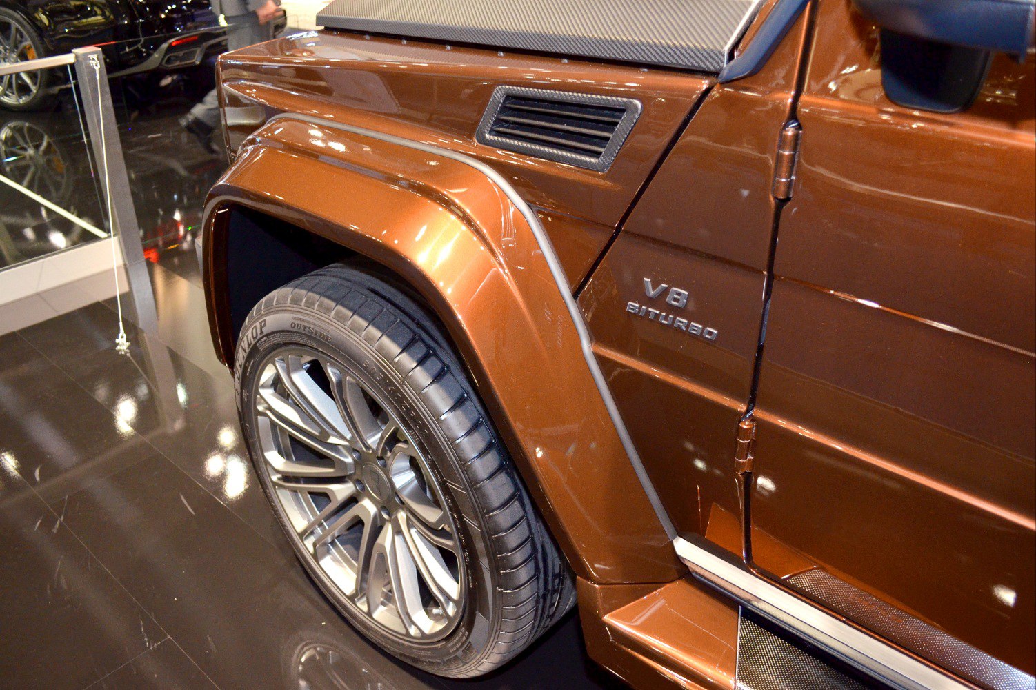 V8 Biturbo badge, front fender with air vent, alloy wheel close-up