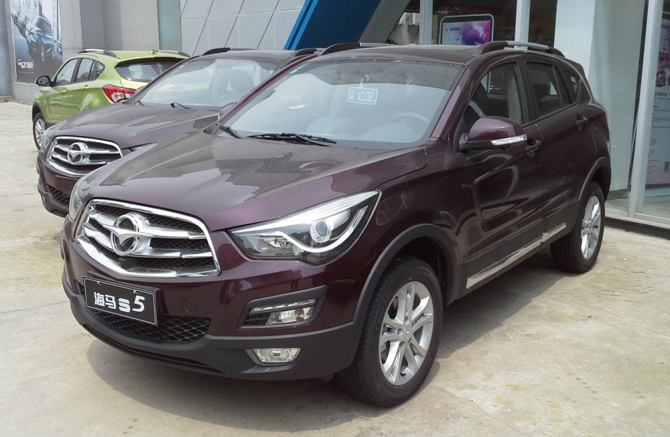 Front grille and headlight design of mid-2010s SUV