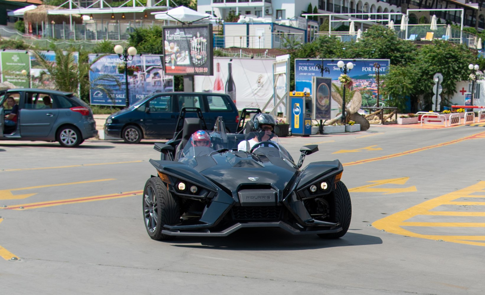 Open-wheel three-wheeler with dual seats and sporty front design