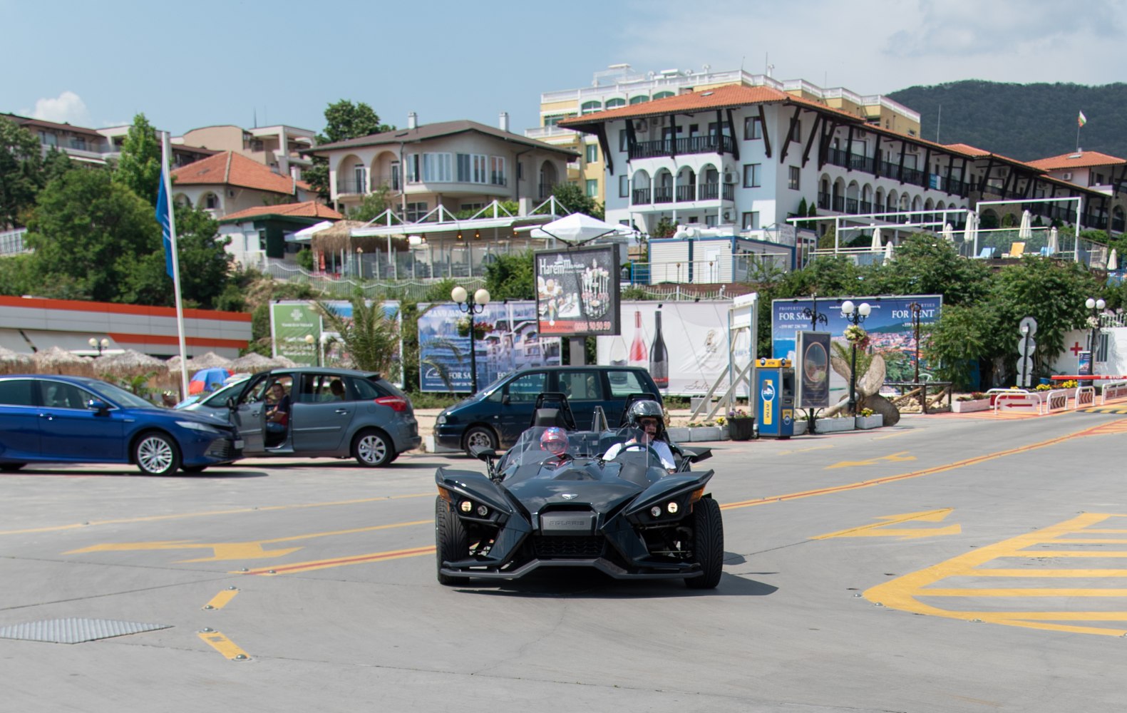Three-wheel vehicle with open cockpit and aggressive front design