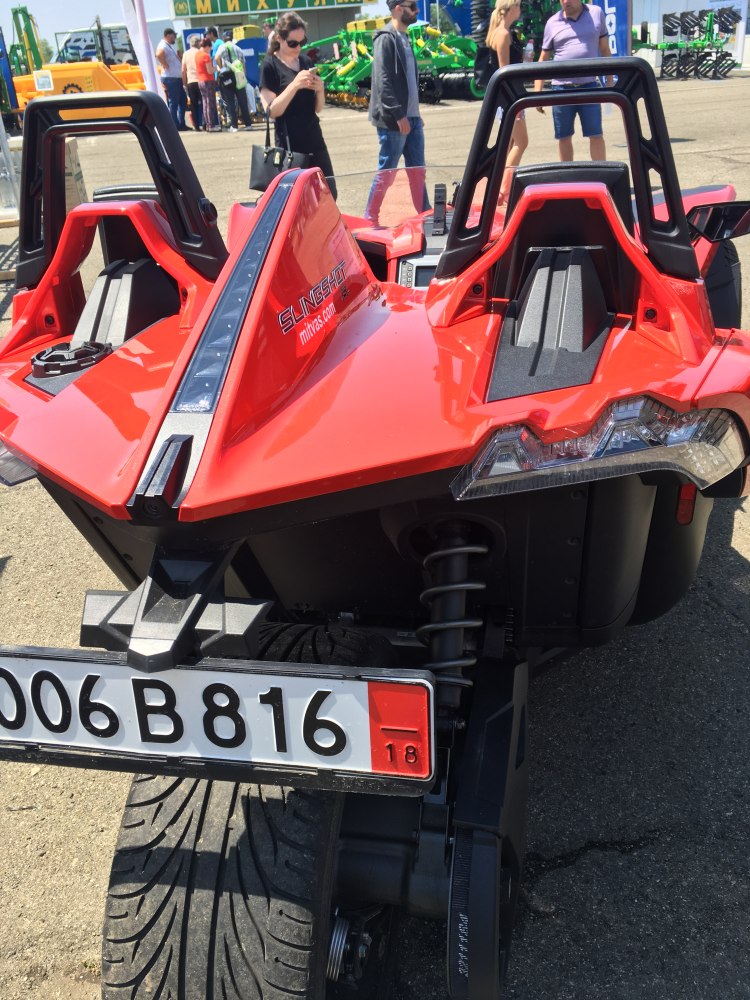 Three-wheel rear design with exposed suspension and sporty rear lights