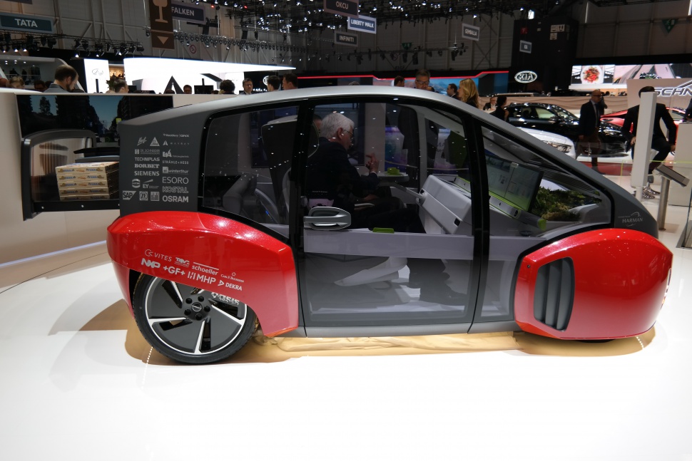 Futuristic transparent side with aerodynamic wheel covers and spacious interior