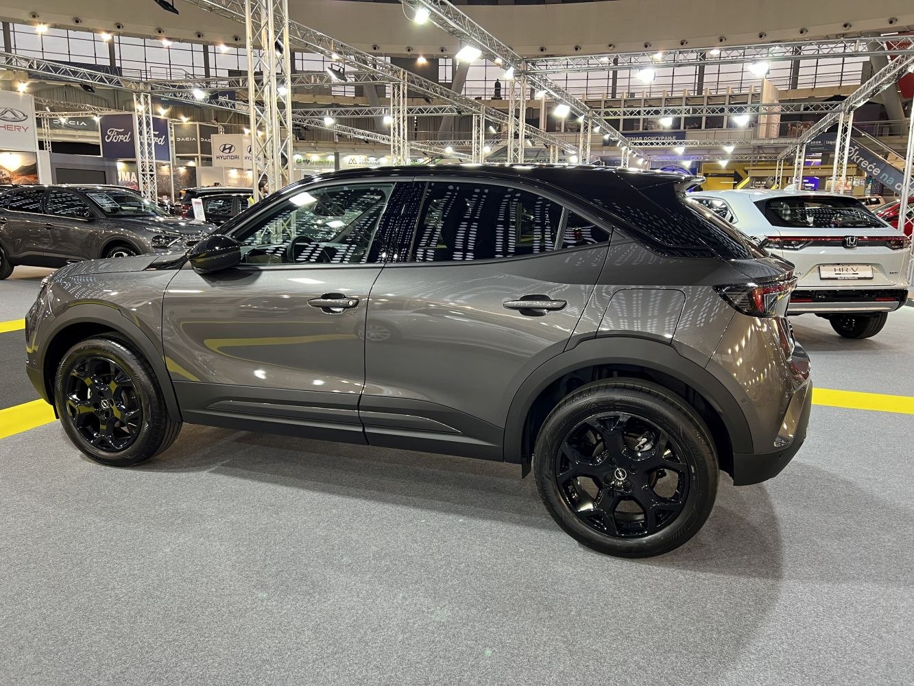 Side profile with two-tone roof and black alloy wheels