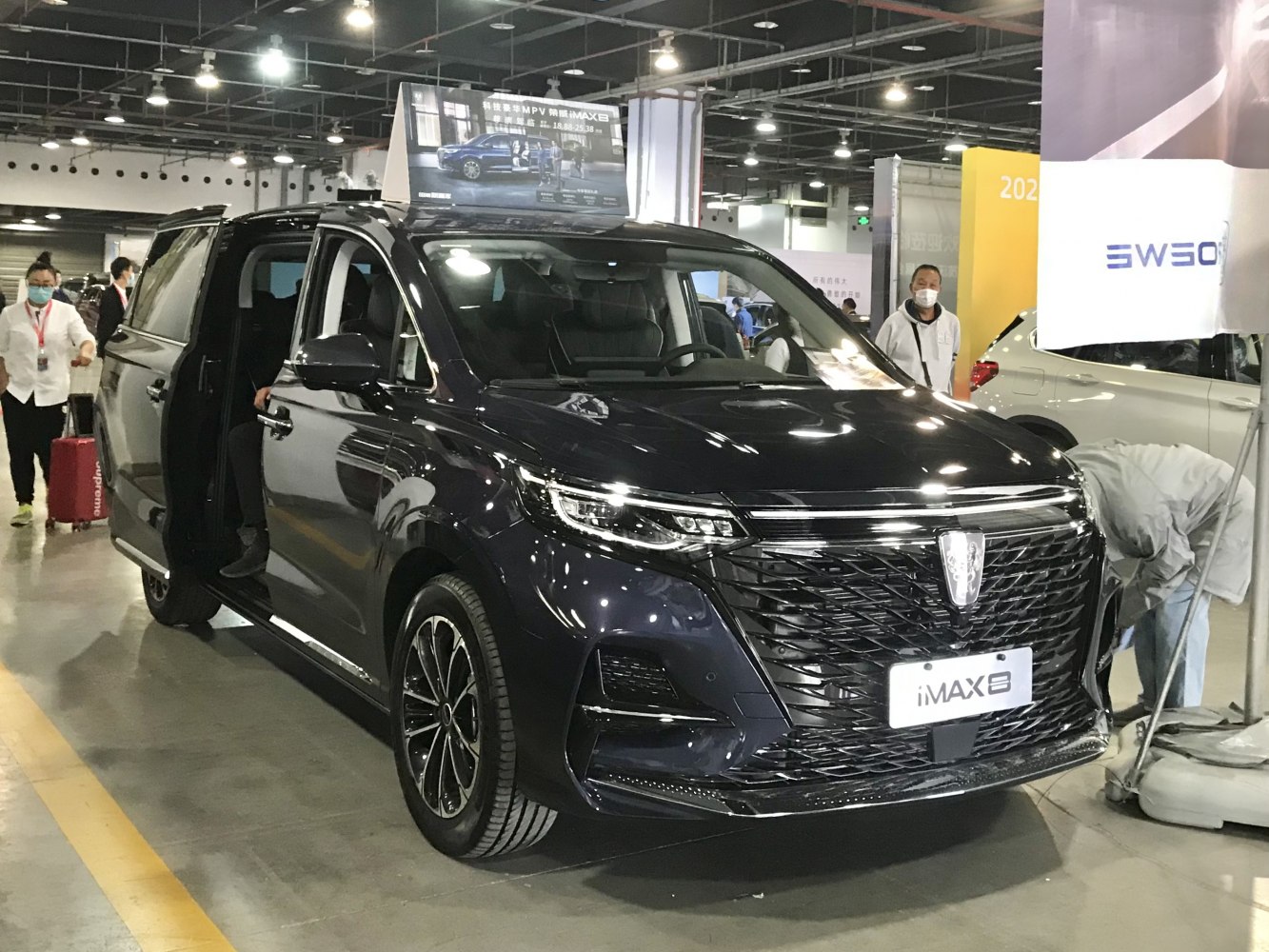 MPV with luxury sliding doors and modern front grille