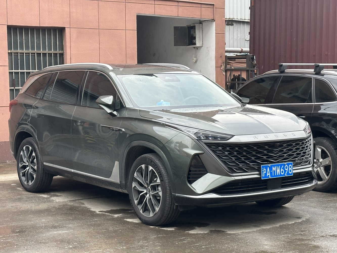 Aggressive front grille and alloy wheels of modern SUV