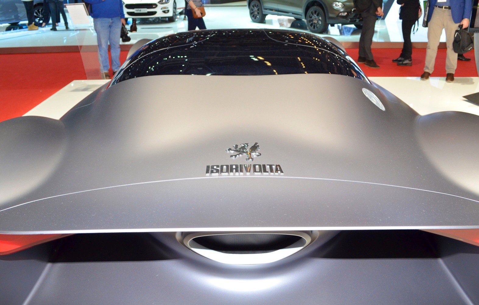 Matte rear design with prominent central exhaust