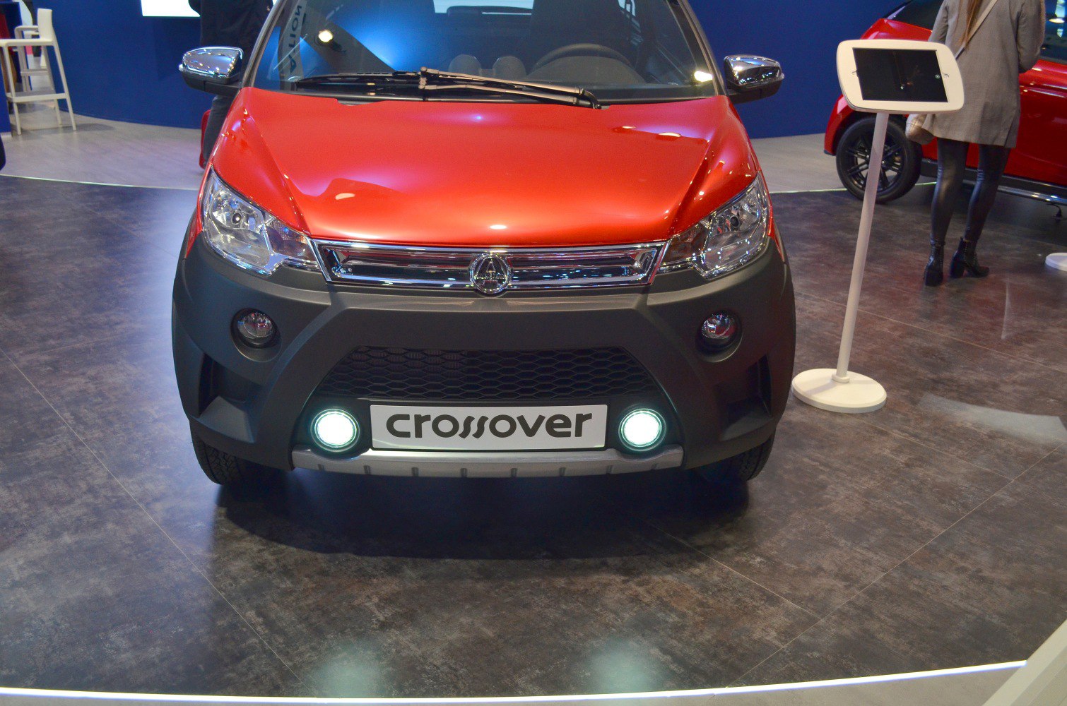 Front view of compact crossover with prominent grille and fog lights