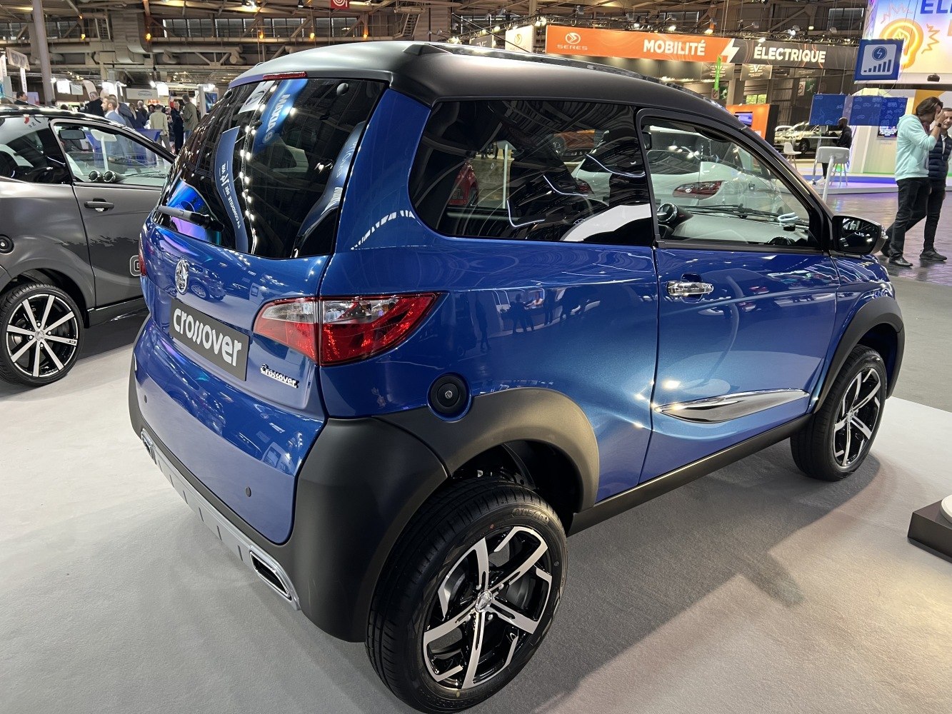 Rear and side view of compact crossover with blue and black body