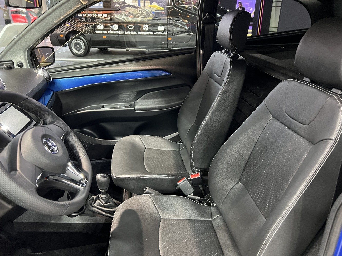 Leather seats and dashboard with manual gear lever