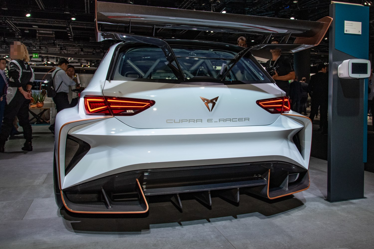 Rear view with large spoiler and aerodynamic diffuser