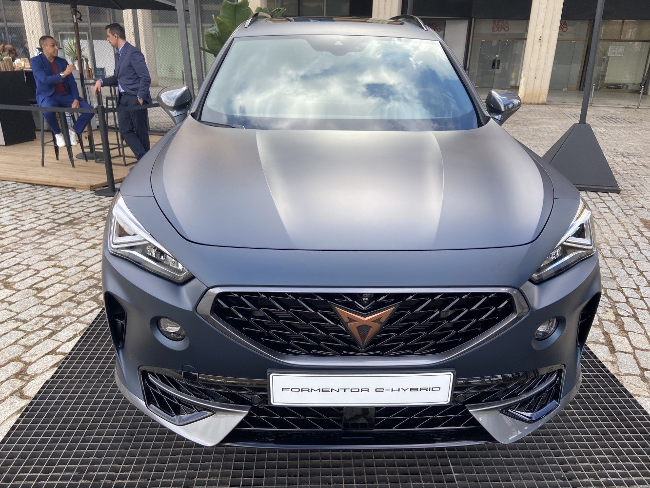 Front grille and angular headlights with aerodynamic front bumper