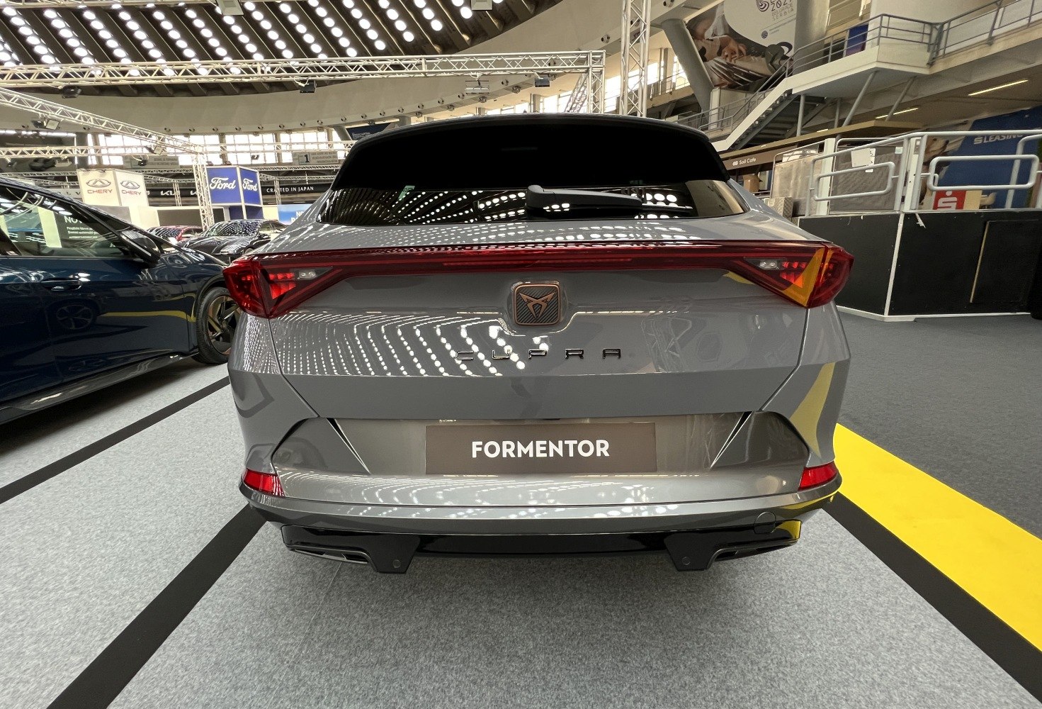 Modern rear design with sporty taillights and rear windshield wiper