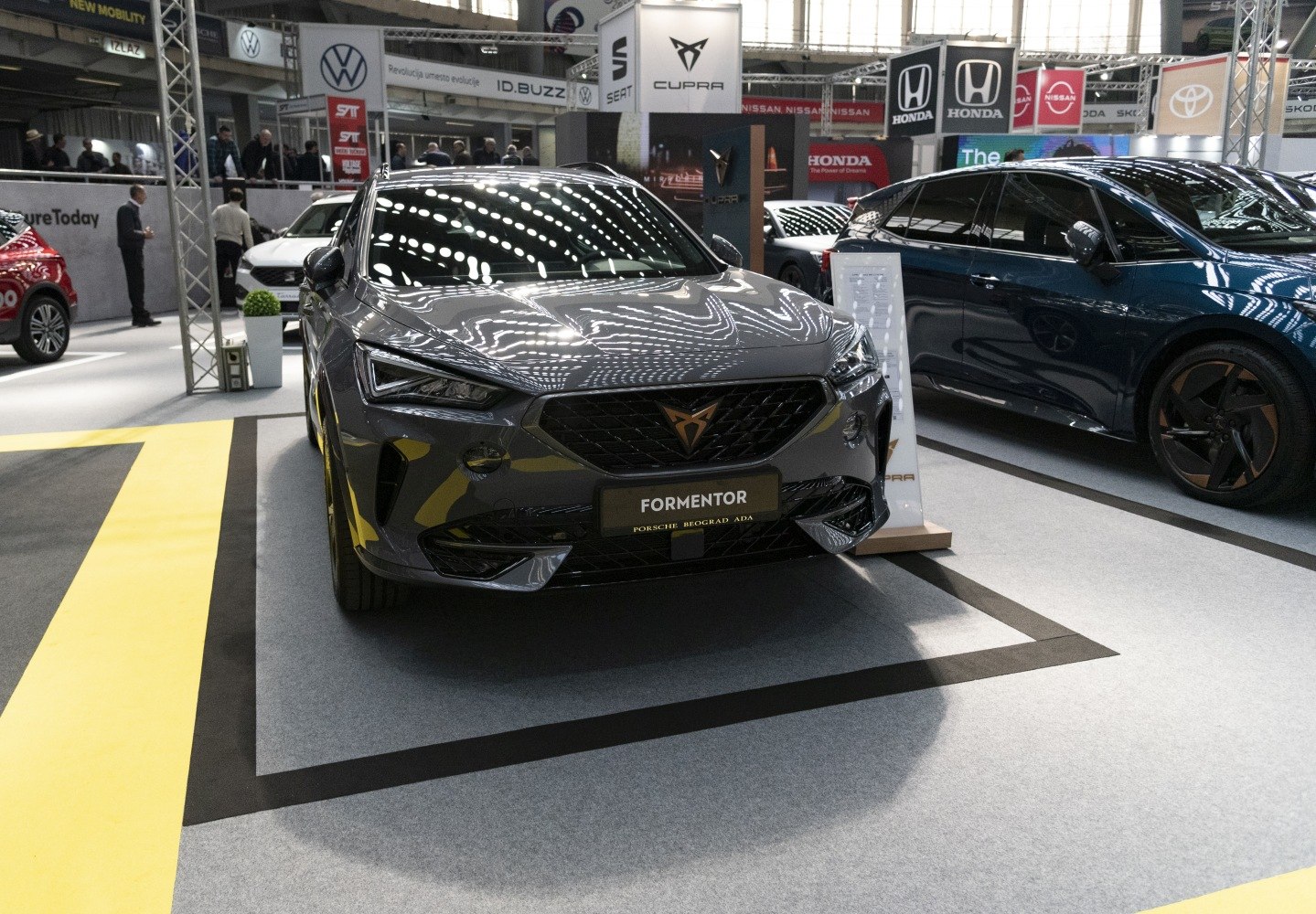 Front view with sporty grille and angular LED headlights