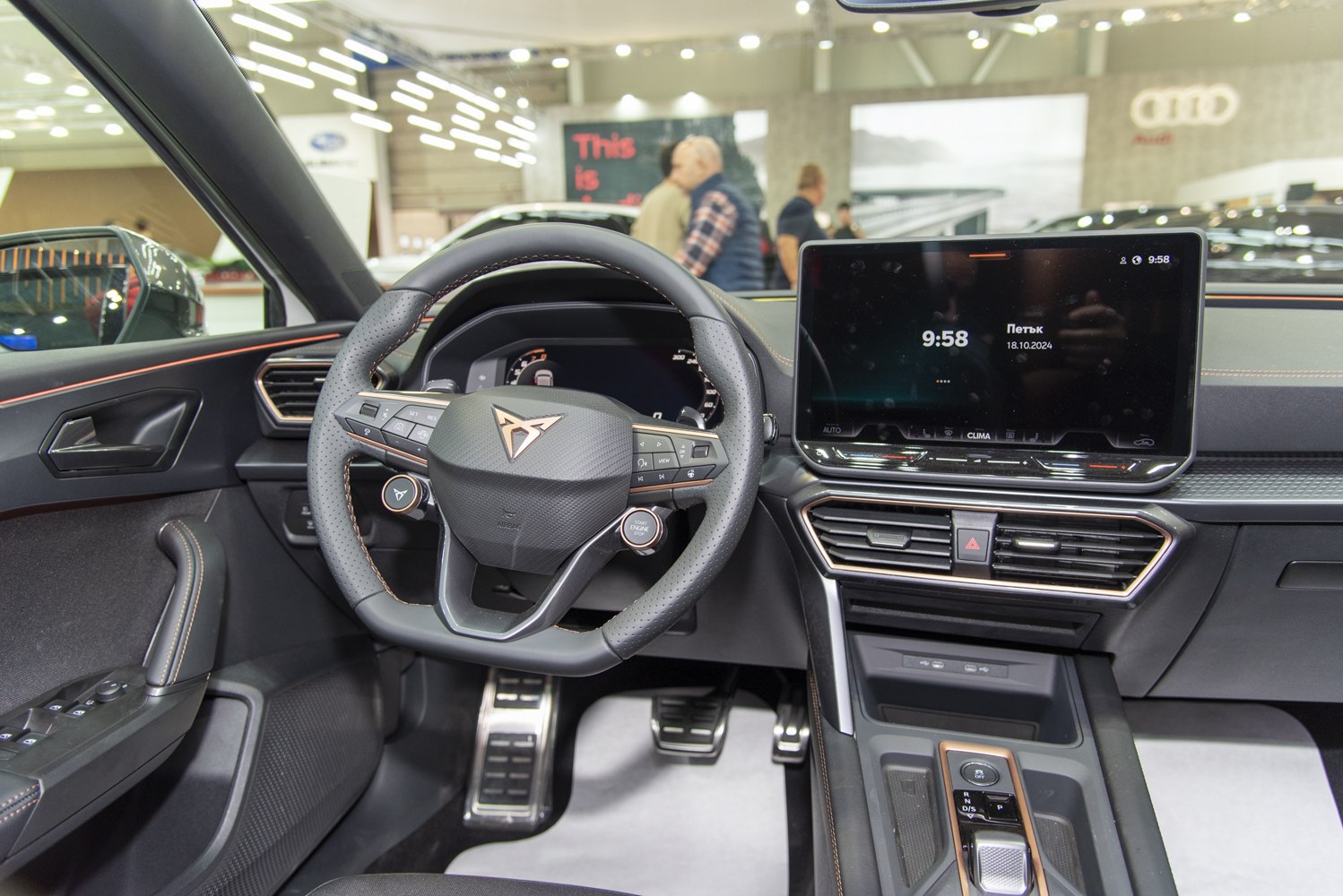 Digital dashboard and steering wheel with infotainment screen