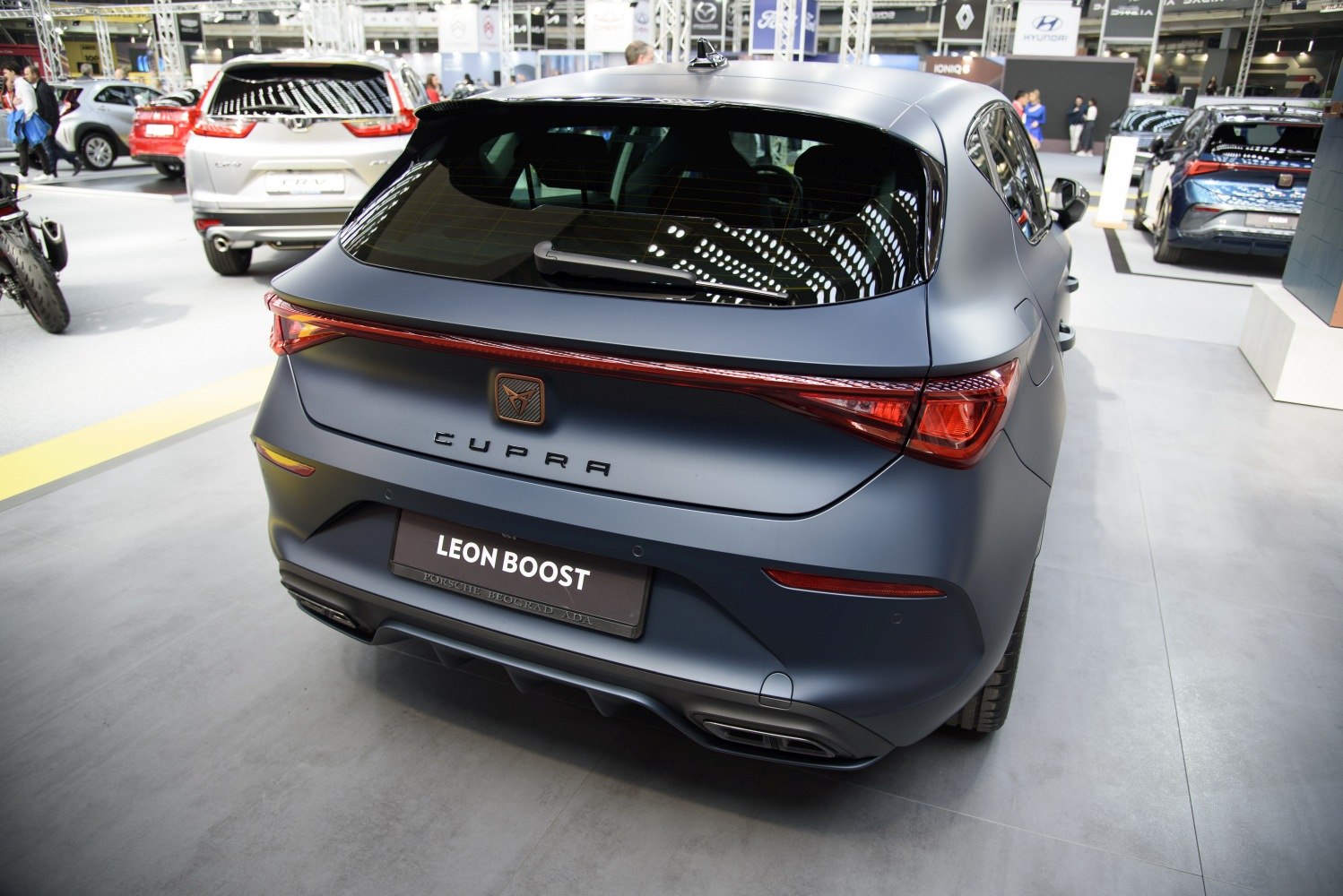Rear hatchback view with continuous LED taillight and sporty diffuser