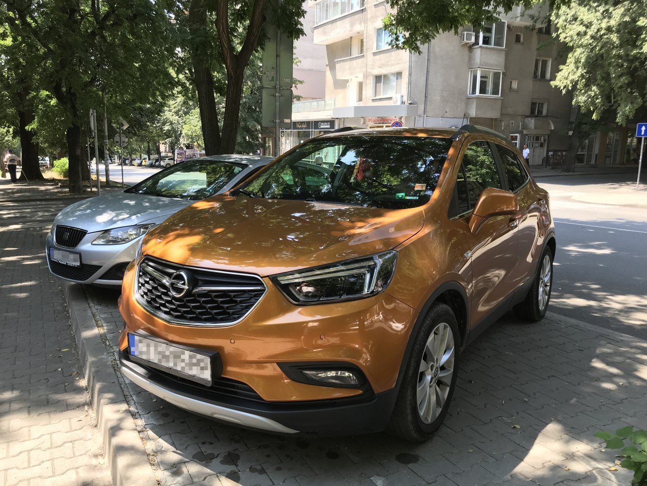 Front view with distinctive headlights and honeycomb grille