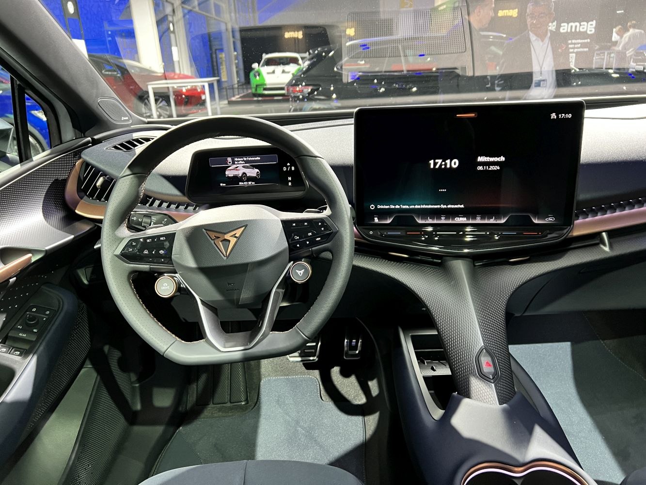 Digital dashboard and multifunction steering wheel with infotainment screen.