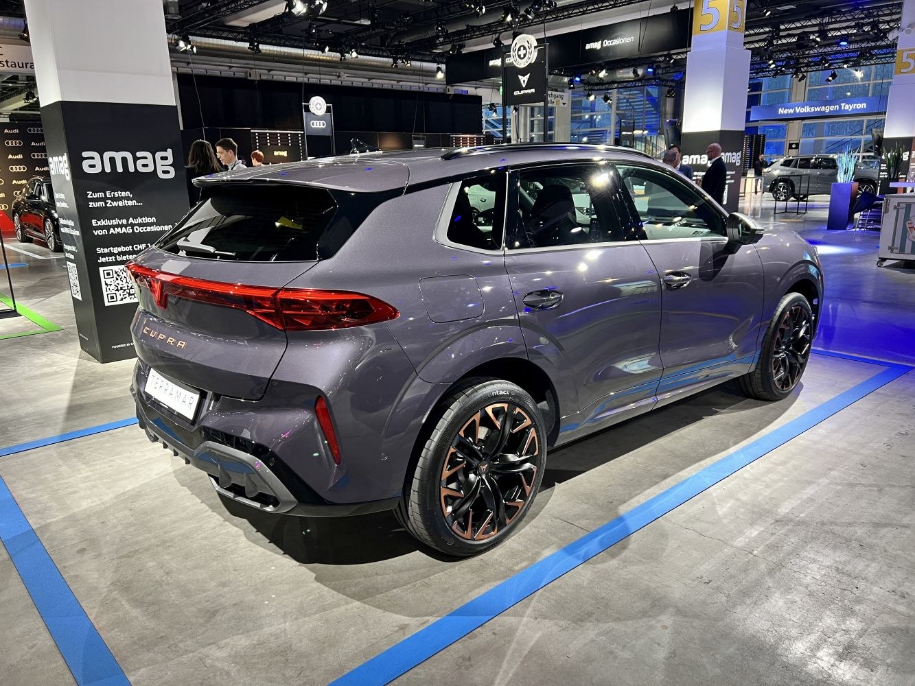 Rear and side profile with sporty alloy wheels