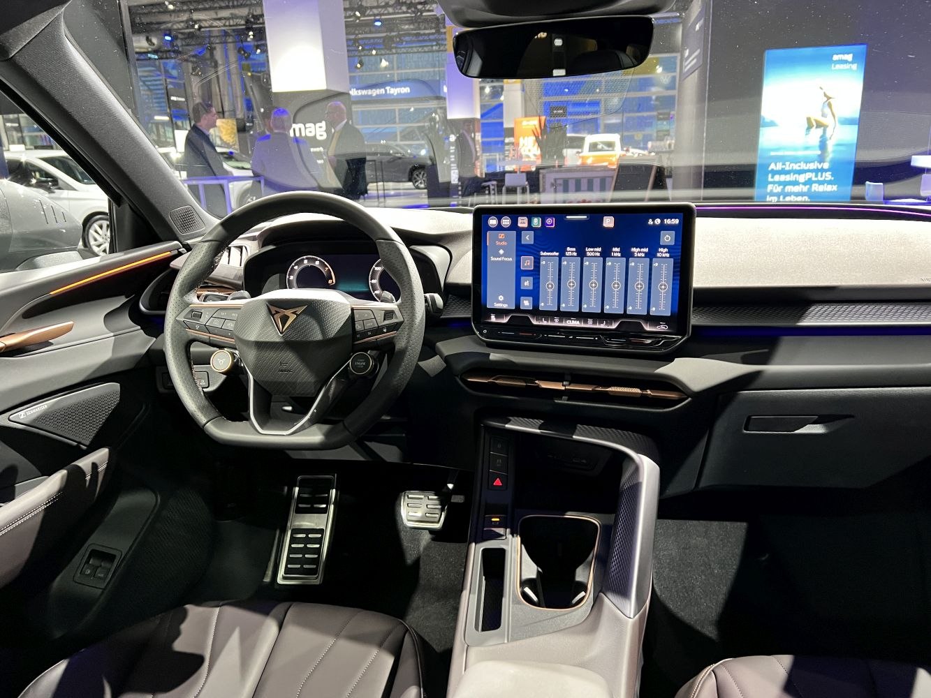 Digital dashboard and multifunction steering wheel