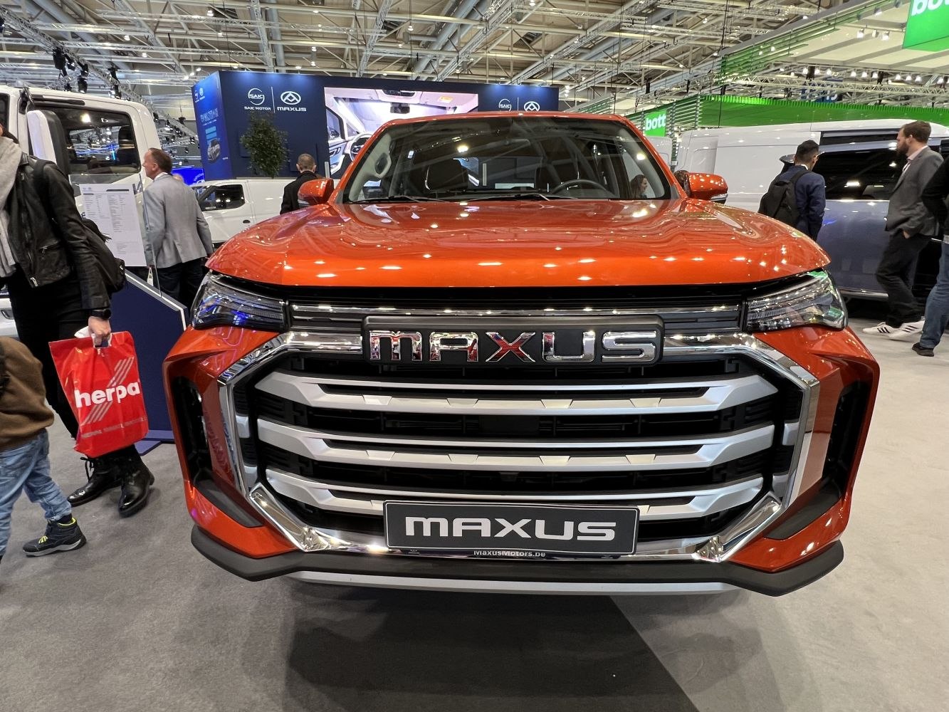 Front grille and headlight design of a pickup truck