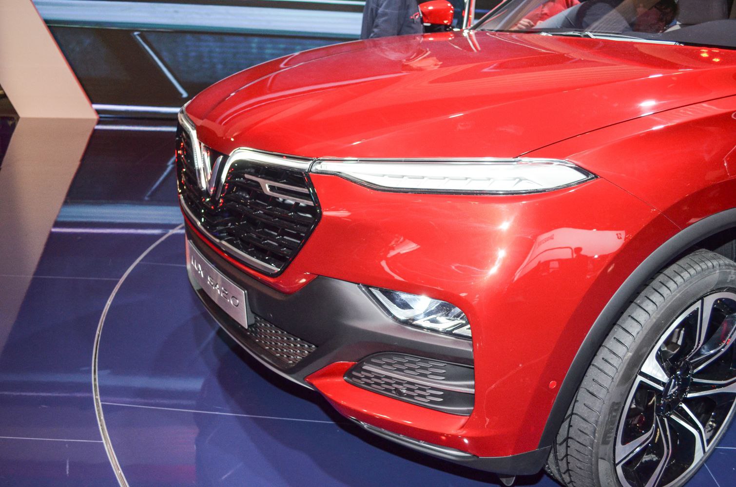 Front end with LED headlights and black grille design