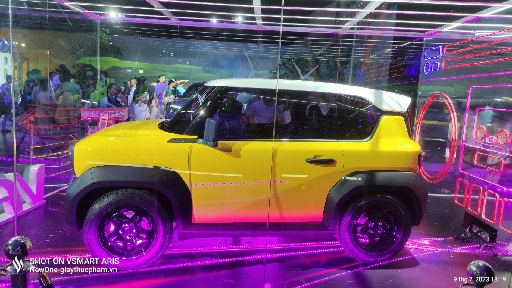 Compact urban SUV with two-tone yellow and white exterior and black cladding