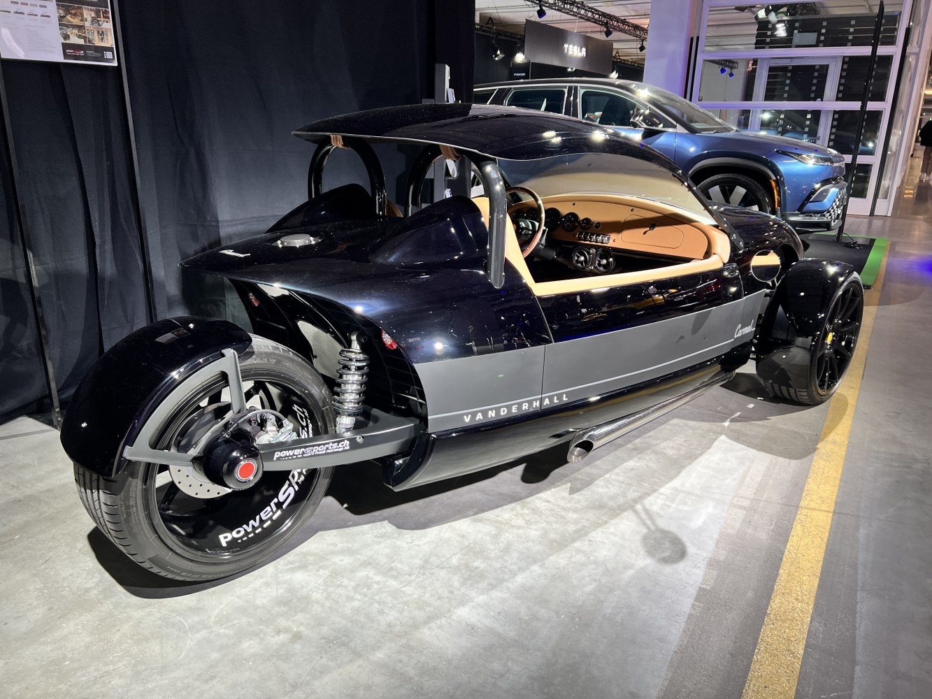 Three-wheeled roadster with open cockpit and retro styling